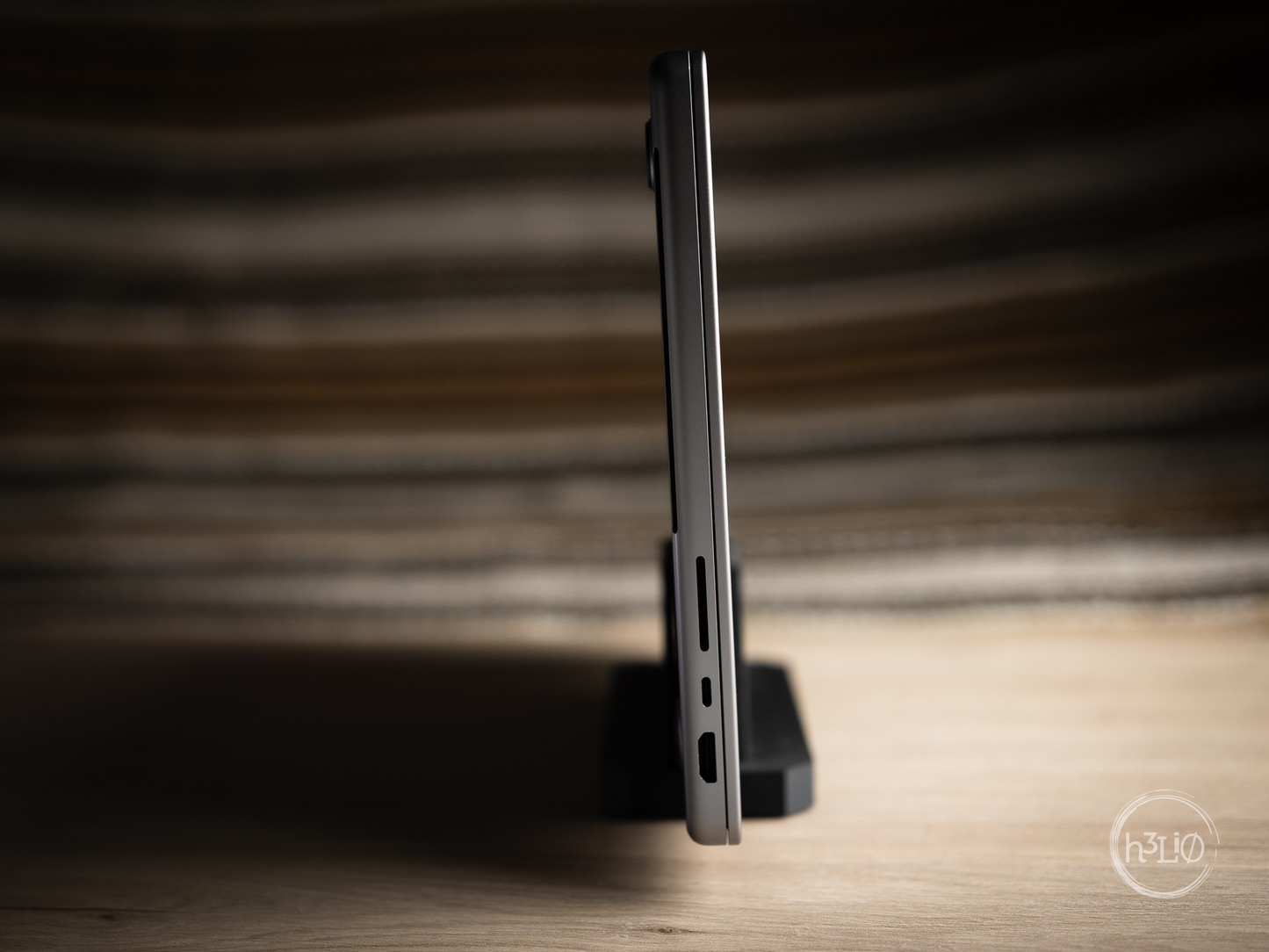 vert · laptop stand