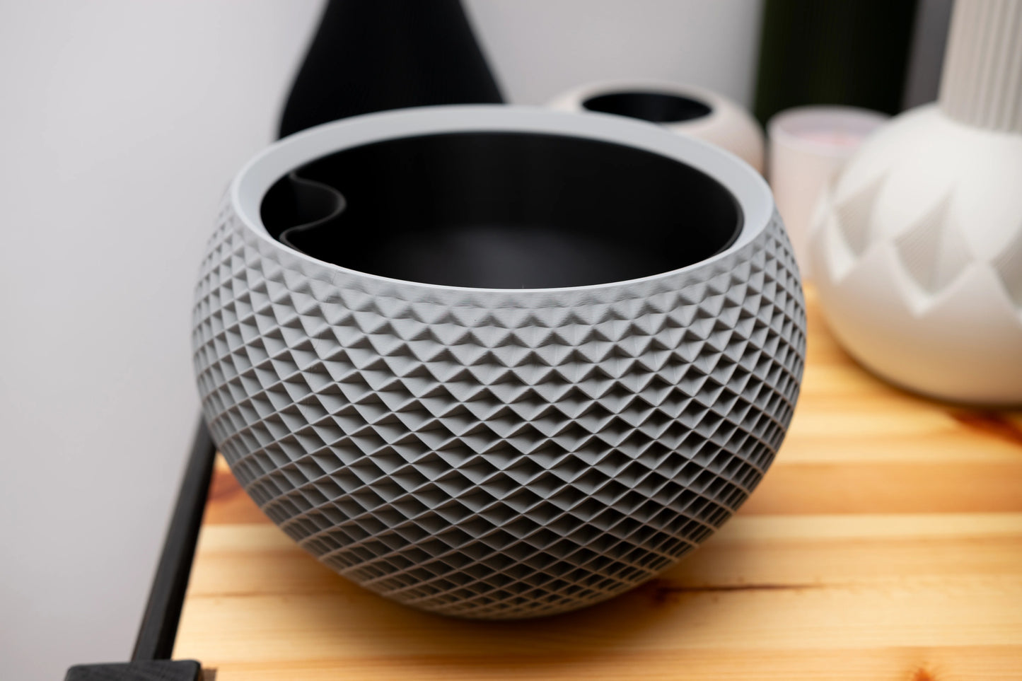Sfera – sochársky kvetináč s geometrickým reliéfom