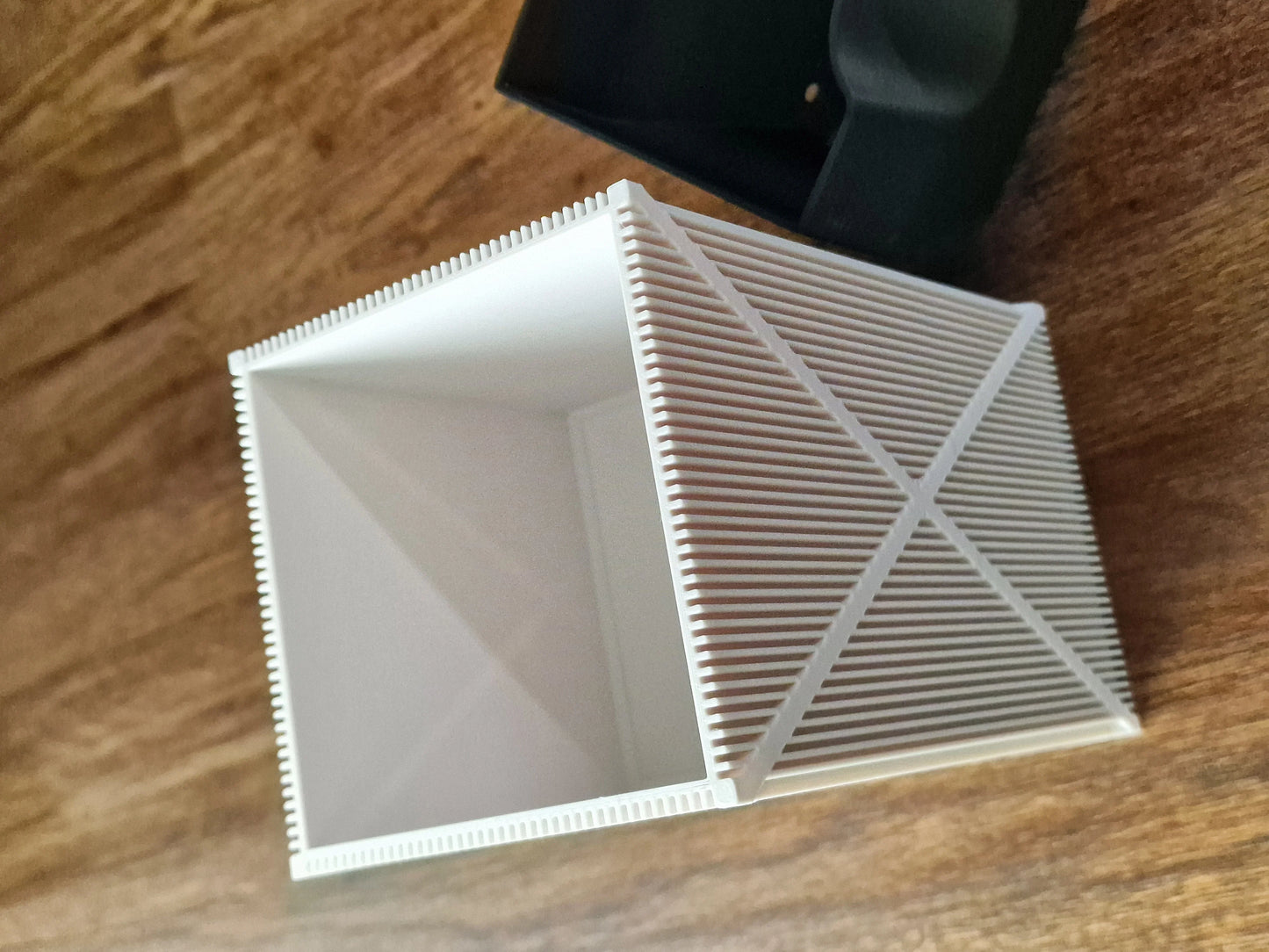 Seed, Orbit, Prism & Axis – samozavlažovacie kvetináče