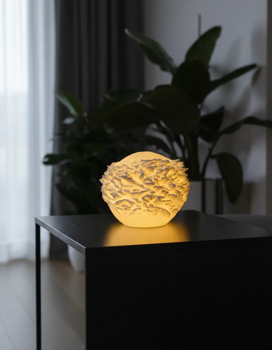 Reef Mini koralová lampa svieti teplým svetlom na tmavom pozadí