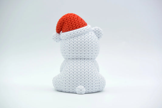 Pletený ľadový medveď s vianočnou čiapkou