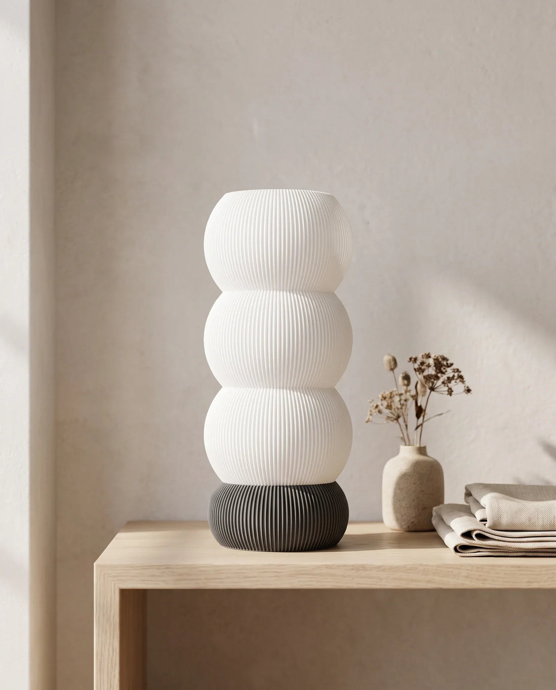 Lampa KUMO v antracitovej farbe pri dennom svetle