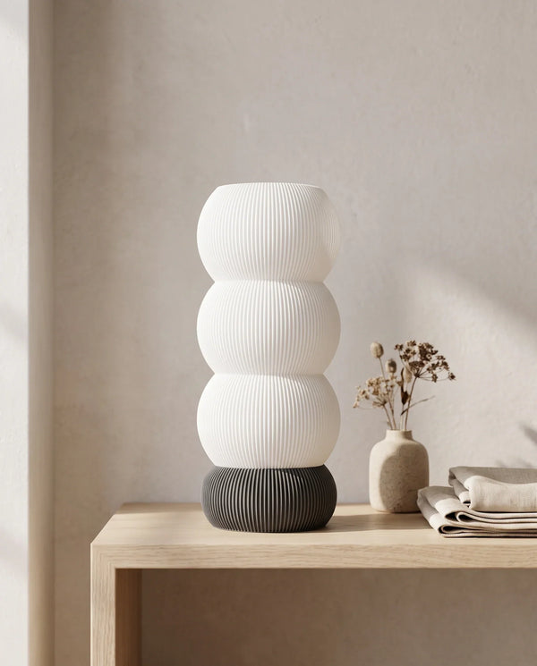 Lampa KUMO v antracitovej farbe pri dennom svetle