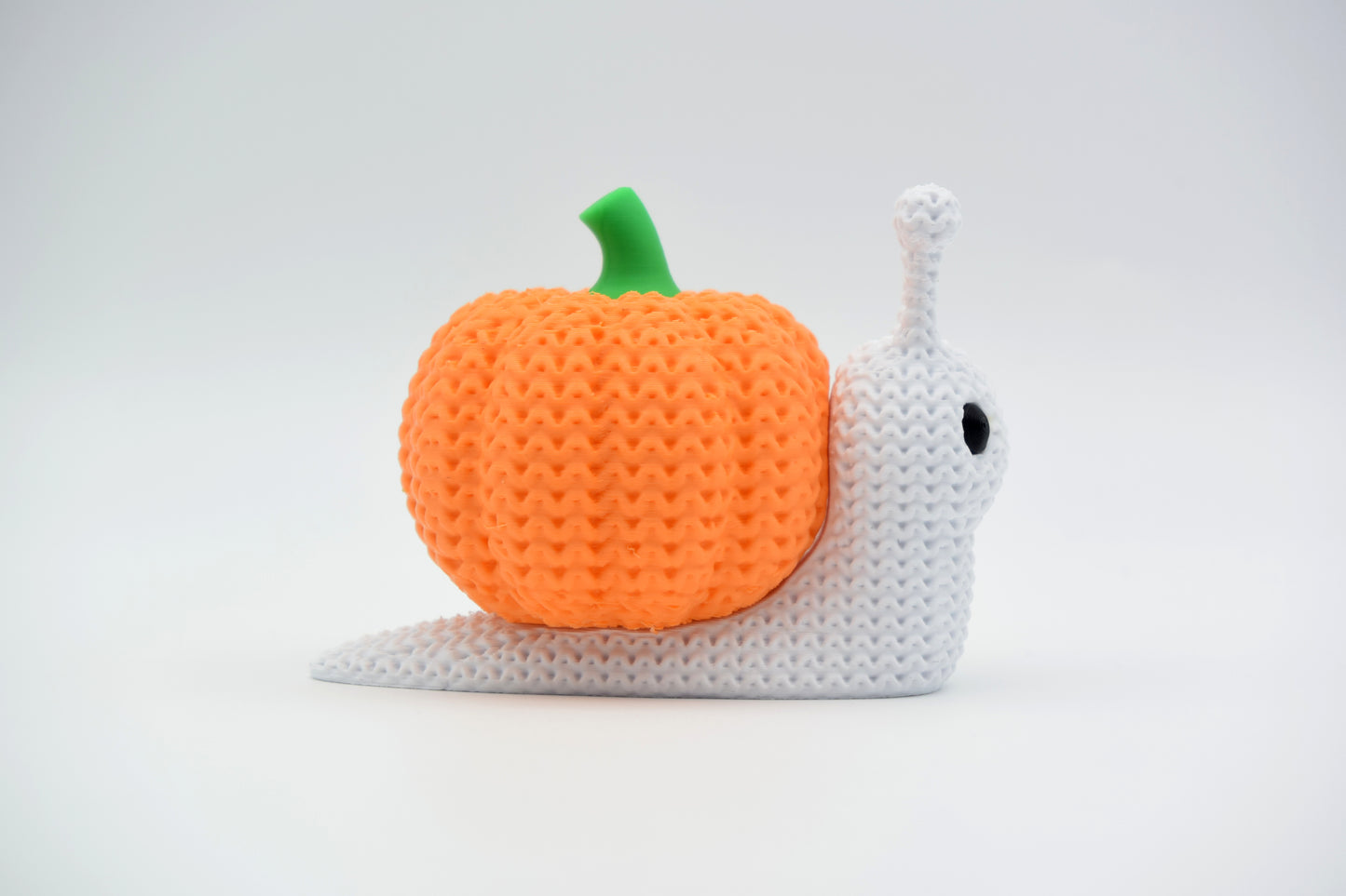 Pletený halloweensky slimák s tekvicou