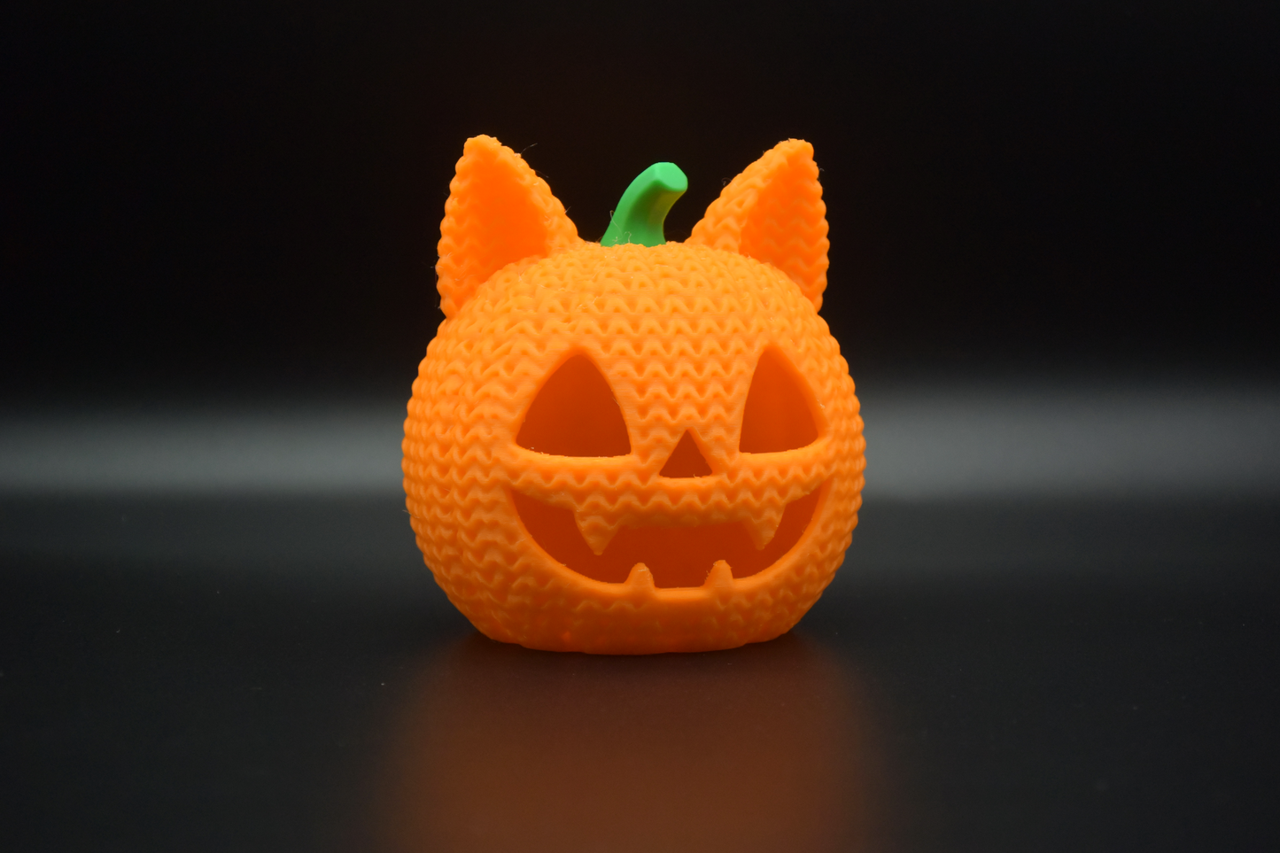 Pletená halloweenska tekvica-mačka
