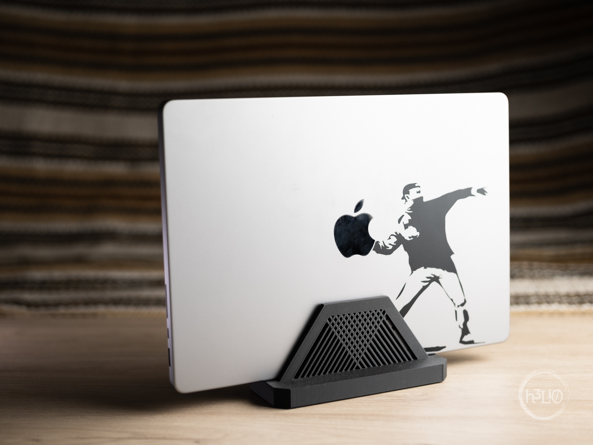 vert · laptop stand