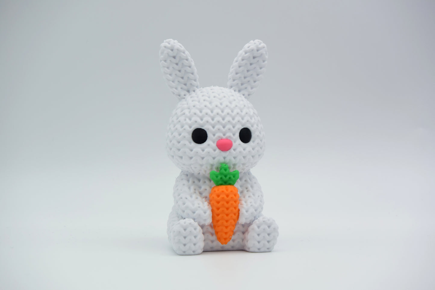 Pletený veľkonočný zajačik s mrkvou