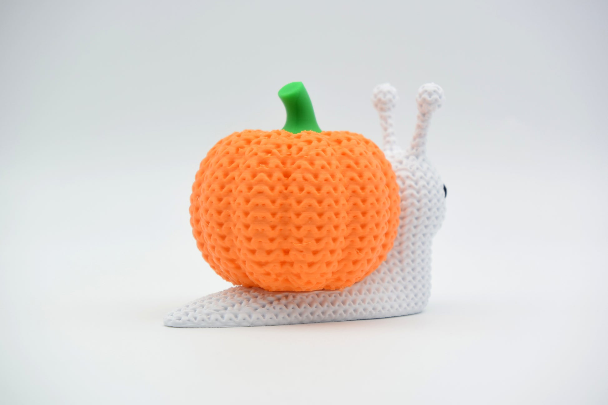 Pletený halloweensky slimák s tekvicou