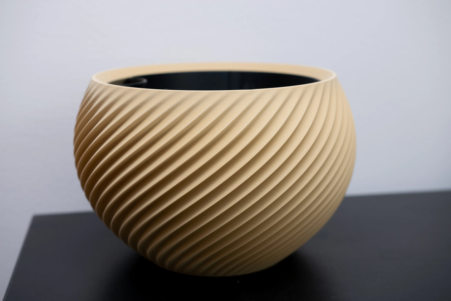 Sfera – sochársky kvetináč s geometrickým reliéfom