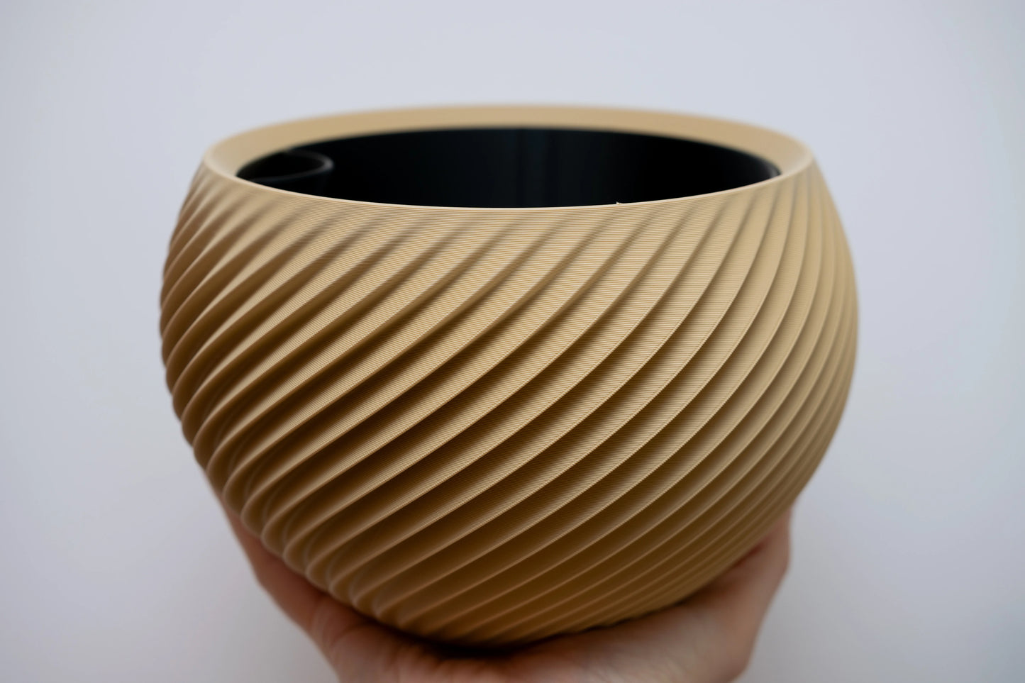 Sfera – sochársky kvetináč s geometrickým reliéfom