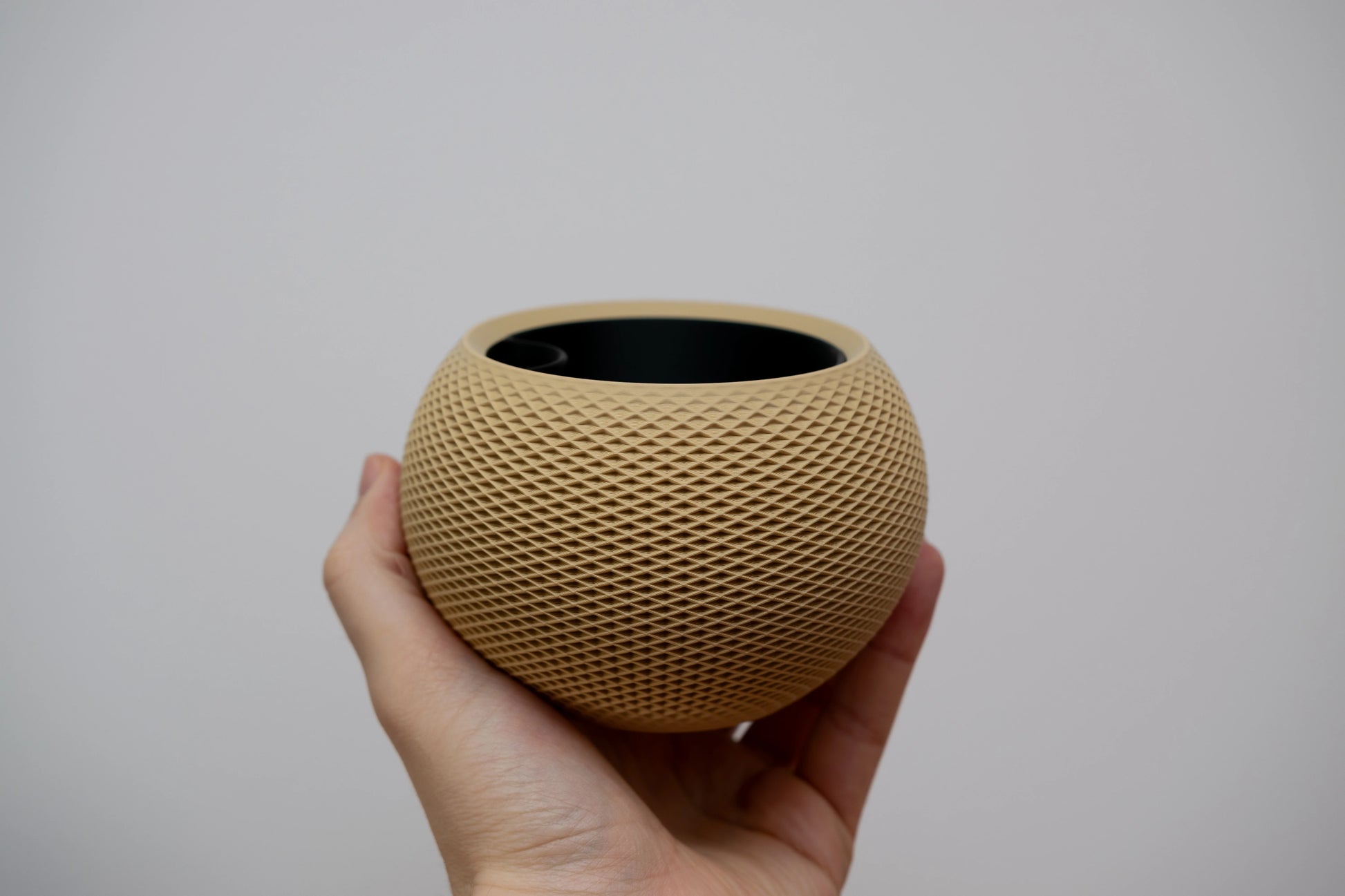 SFERA #2 – organický kvetináč s geometrickým reliéfom