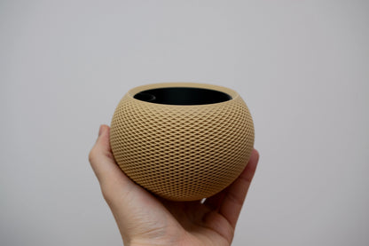 SFERA #2 – organický kvetináč s geometrickým reliéfom
