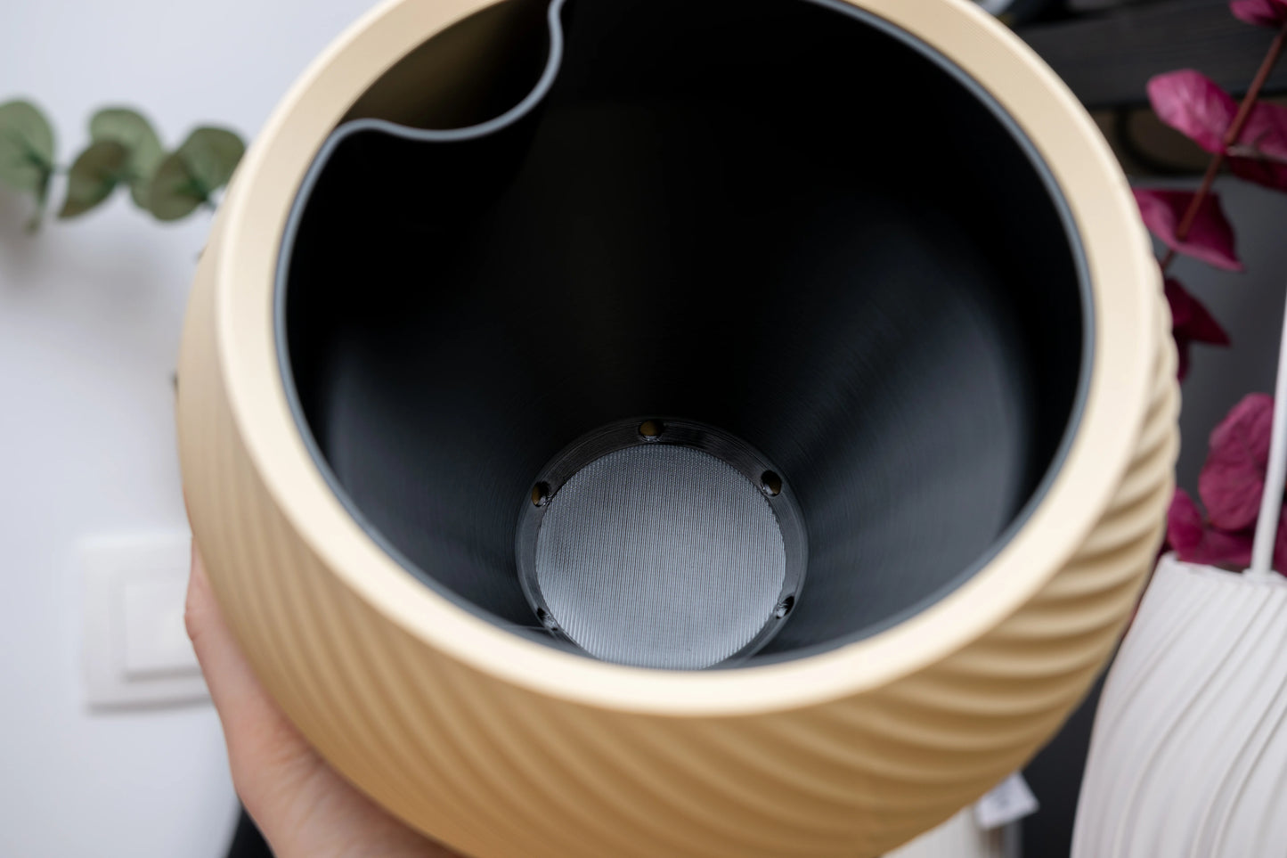 Sfera – sochársky kvetináč s geometrickým reliéfom