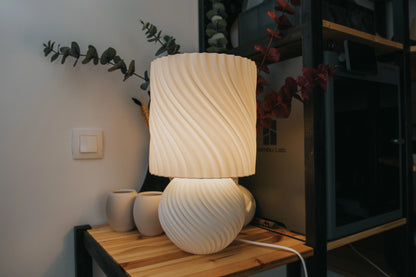 STONED Lamp – vlnitá Japandi stolová lampa