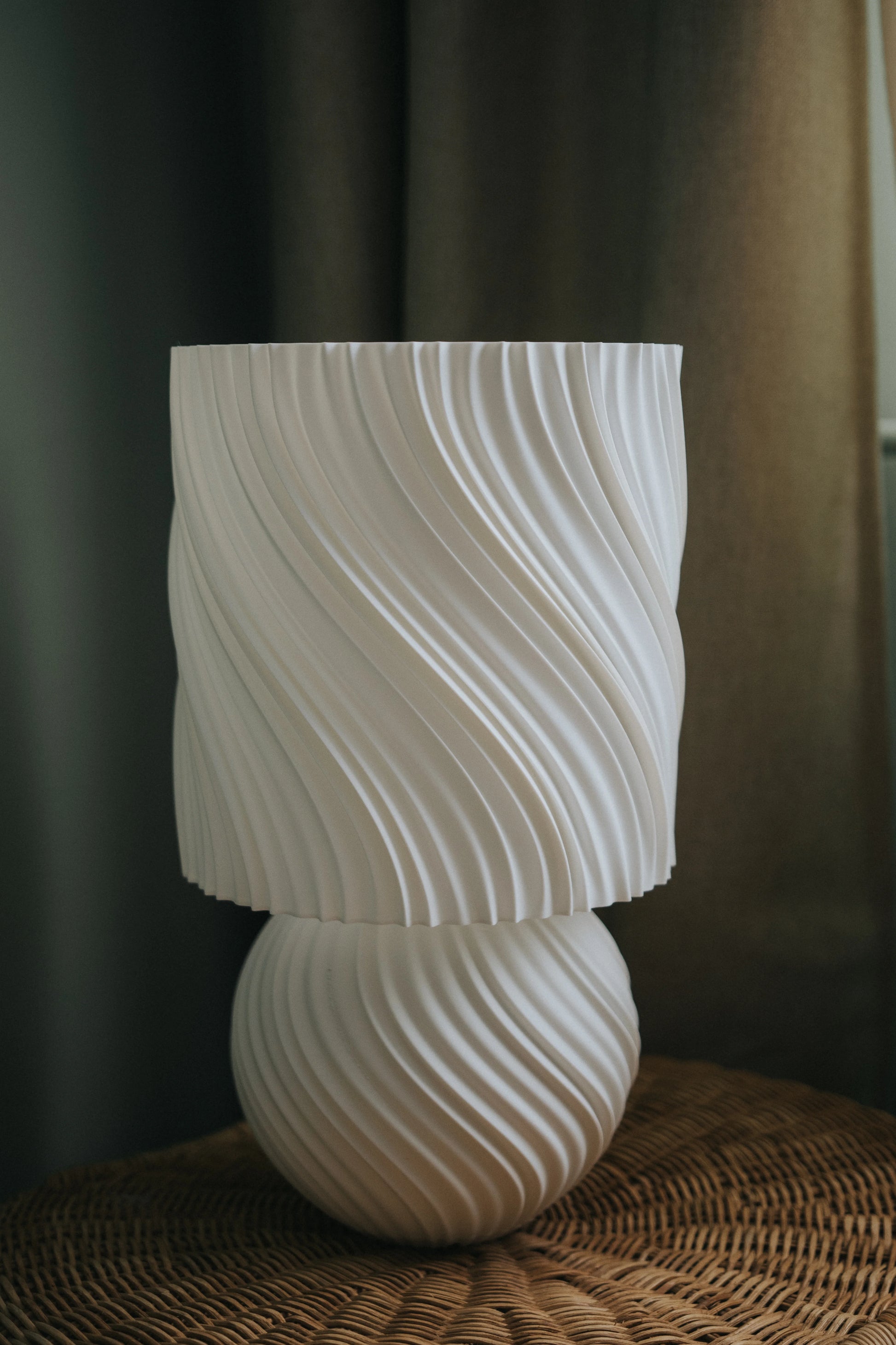 STONED Lamp – vlnitá Japandi stolová lampa