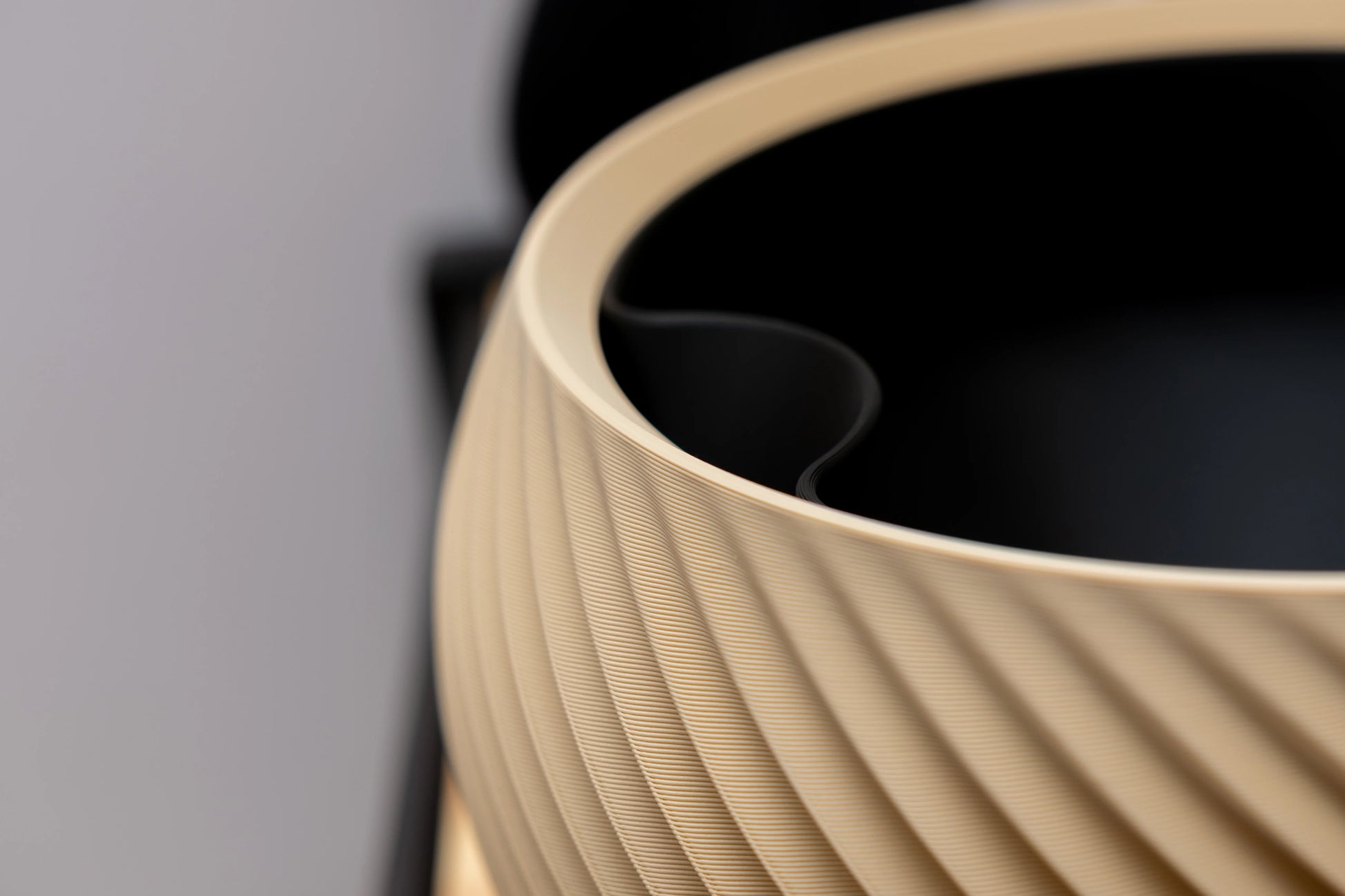 Sfera – sochársky kvetináč s geometrickým reliéfom