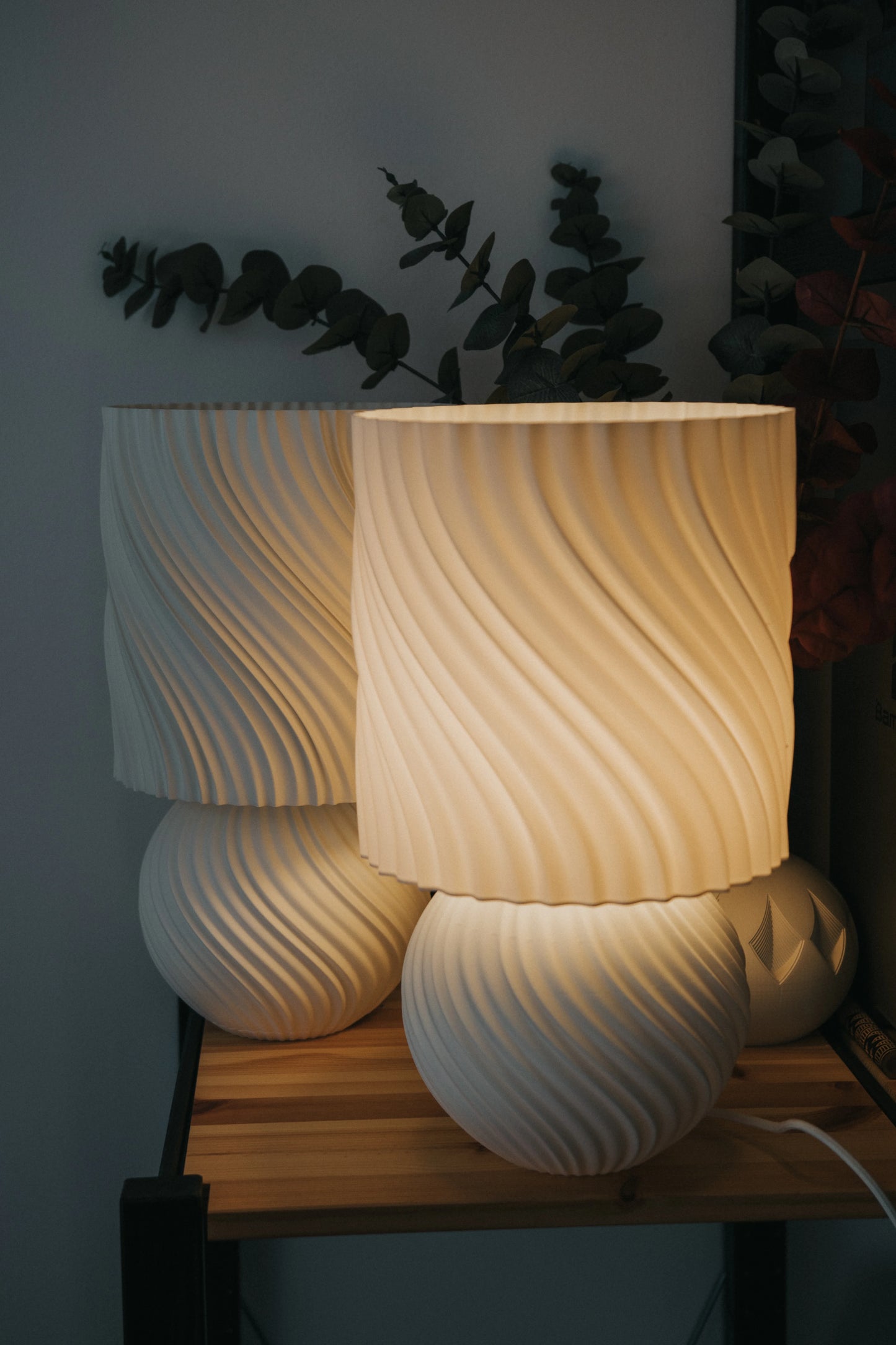 STONED Lamp – vlnitá Japandi stolová lampa