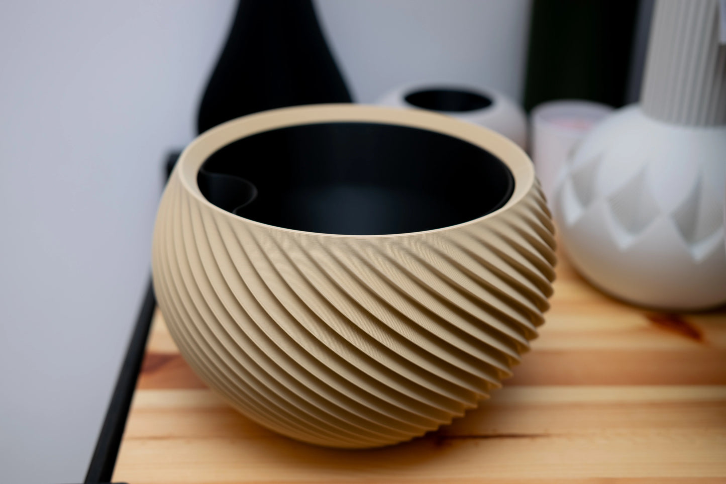 Sfera – sochársky kvetináč s geometrickým reliéfom