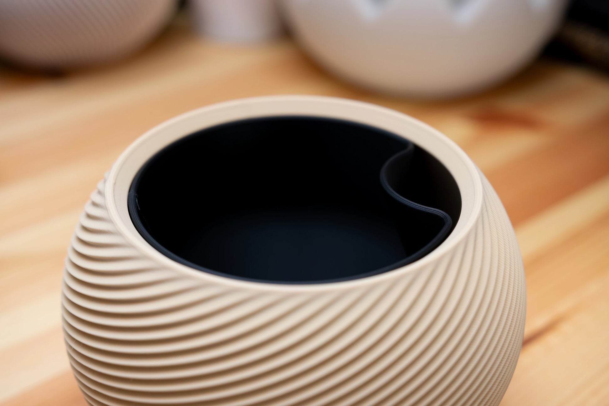 SFERA #2 – organický kvetináč s geometrickým reliéfom
