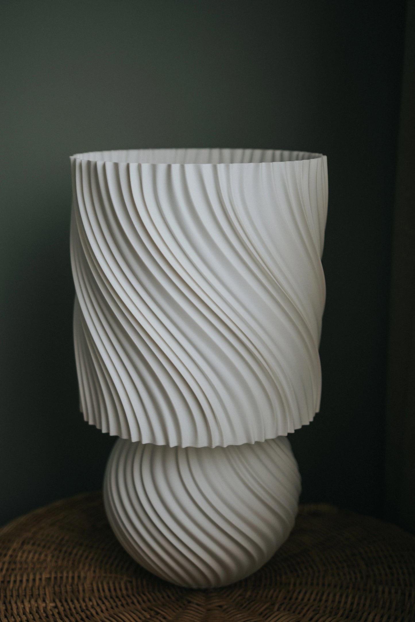 STONED Lamp – vlnitá Japandi stolová lampa