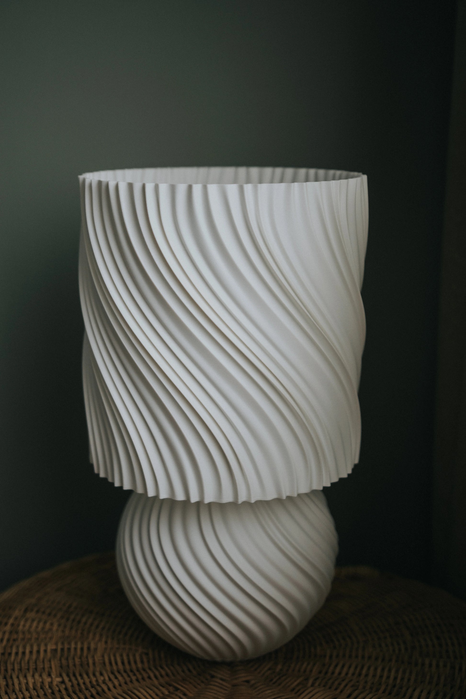 STONED Lamp – vlnitá Japandi stolová lampa