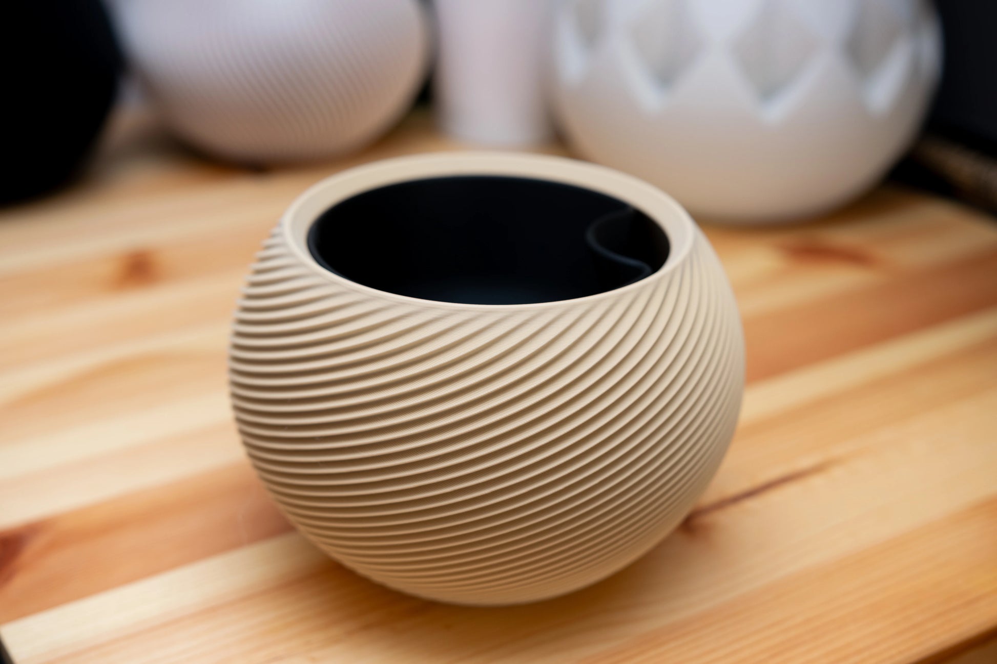 SFERA #2 – organický kvetináč s geometrickým reliéfom