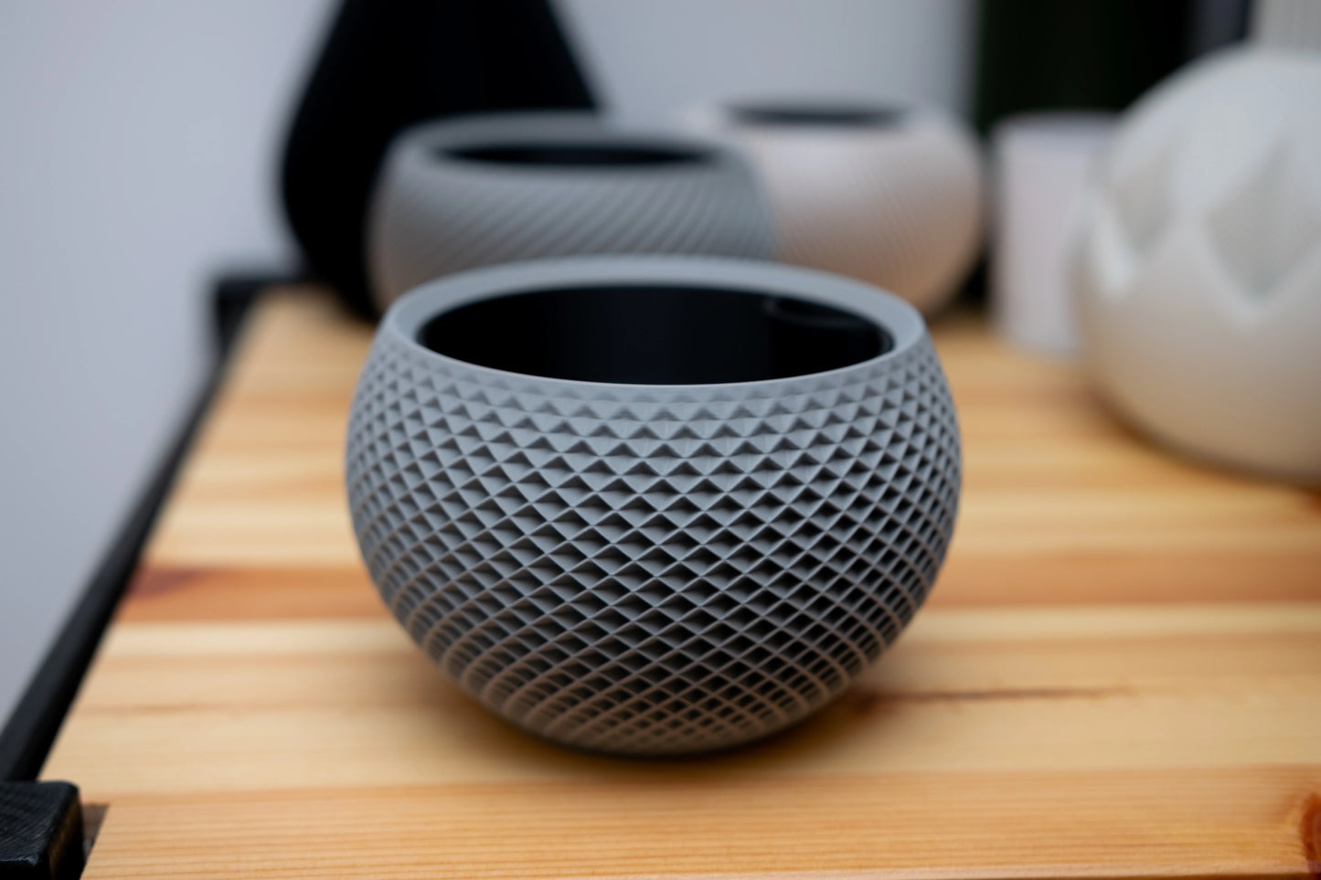 Sfera – sochársky kvetináč s geometrickým reliéfom