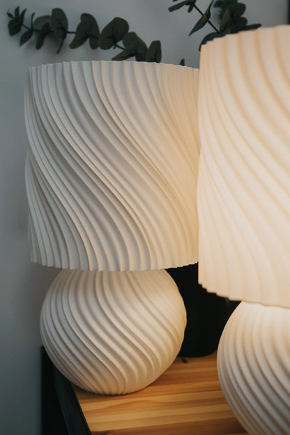 STONED Lamp – vlnitá Japandi stolová lampa
