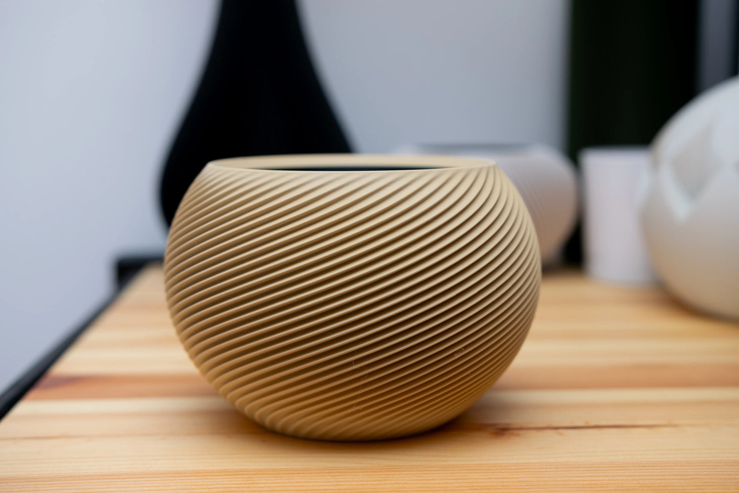 SFERA #2 – organický kvetináč s geometrickým reliéfom