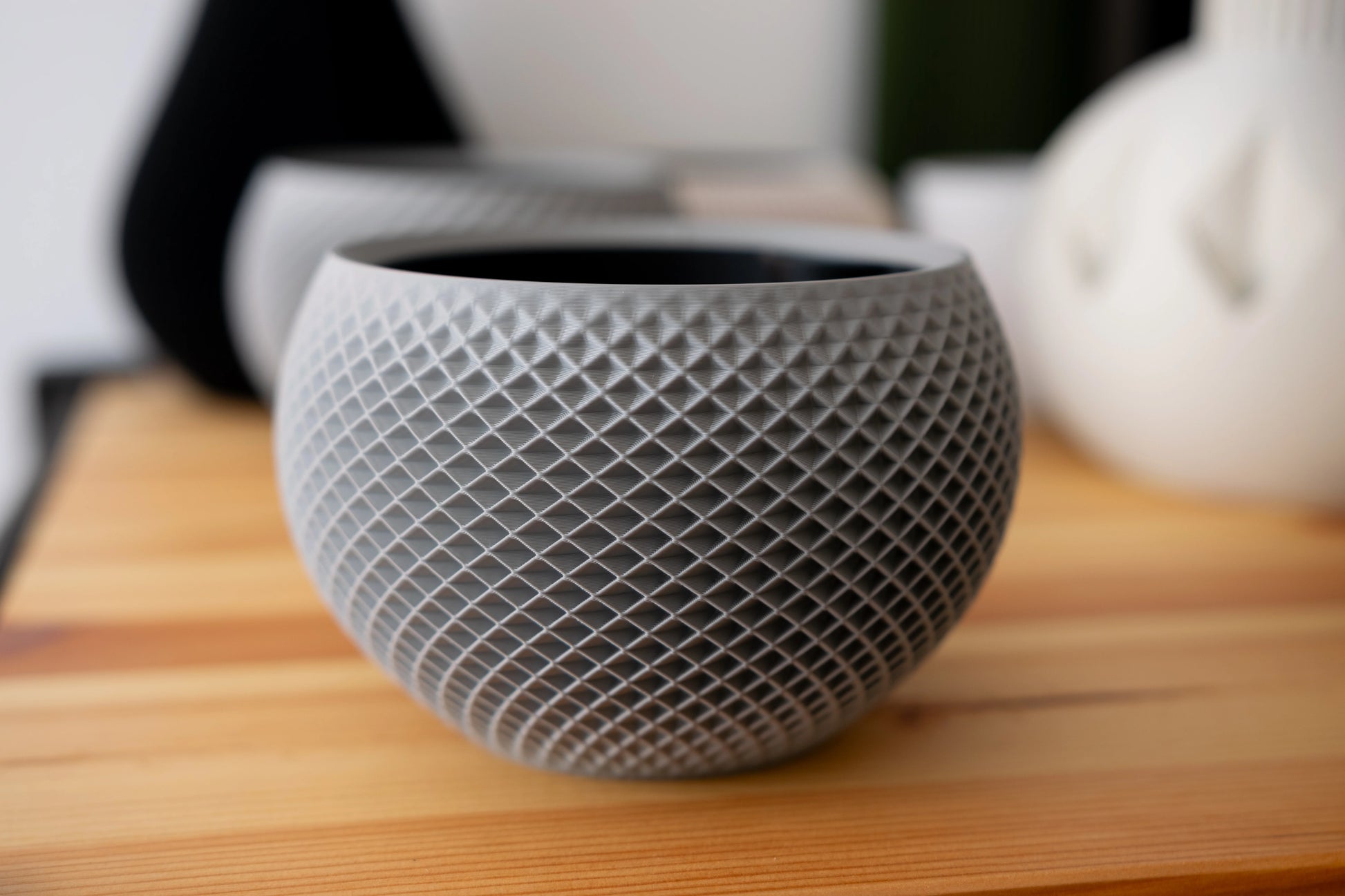 Sfera – sochársky kvetináč s geometrickým reliéfom