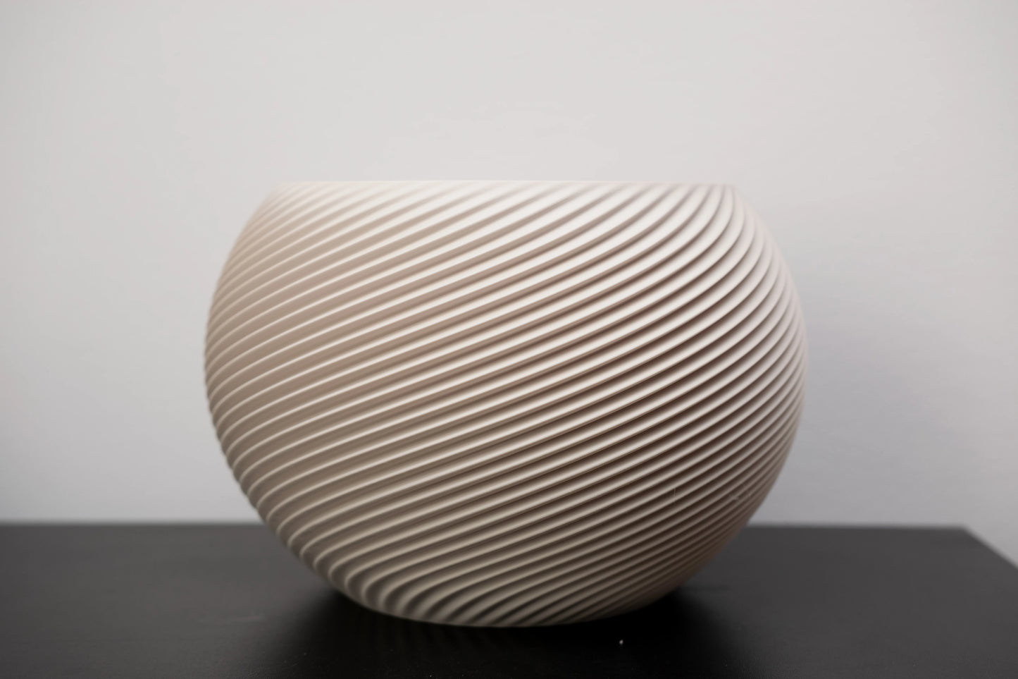 SFERA #2 – organický kvetináč s geometrickým reliéfom