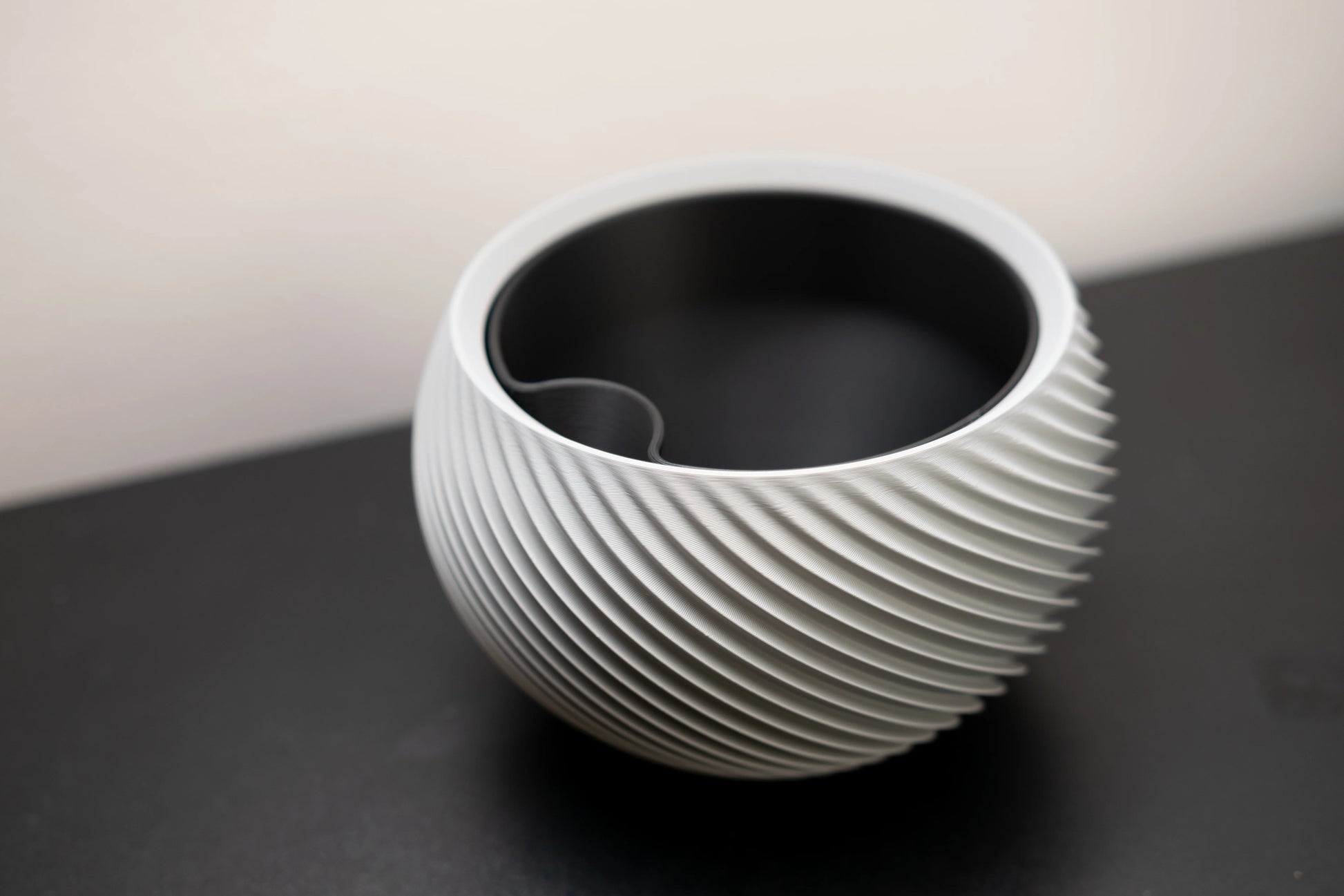 Sfera – sochársky kvetináč s geometrickým reliéfom