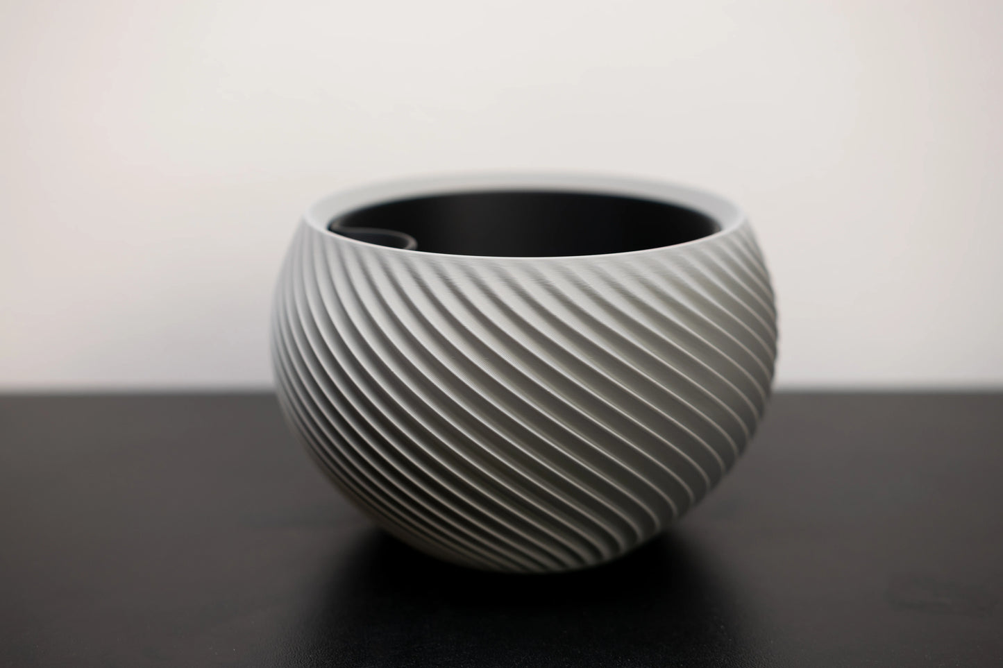 Sfera – sochársky kvetináč s geometrickým reliéfom