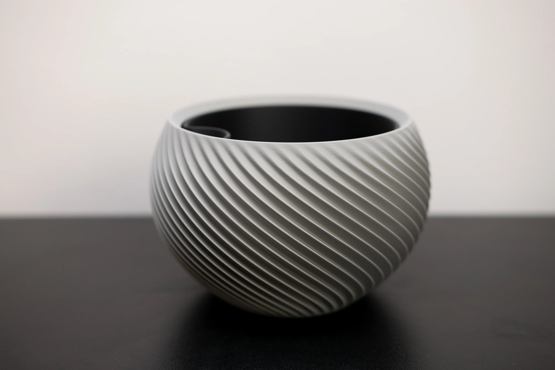 Sfera – sochársky kvetináč s geometrickým reliéfom