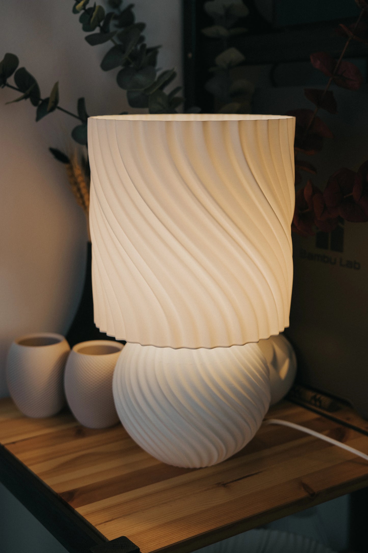 STONED Lamp – vlnitá Japandi stolová lampa