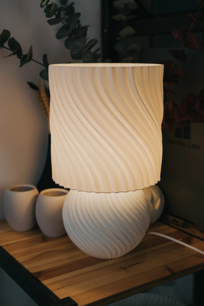 STONED Lamp – vlnitá Japandi stolová lampa