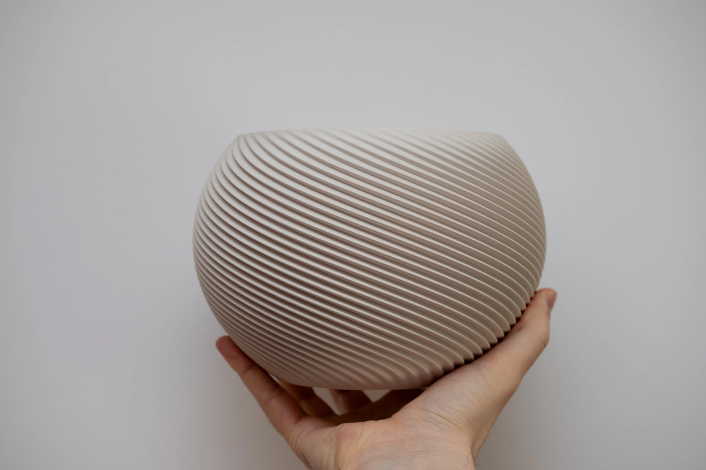 SFERA #2 – organický kvetináč s geometrickým reliéfom