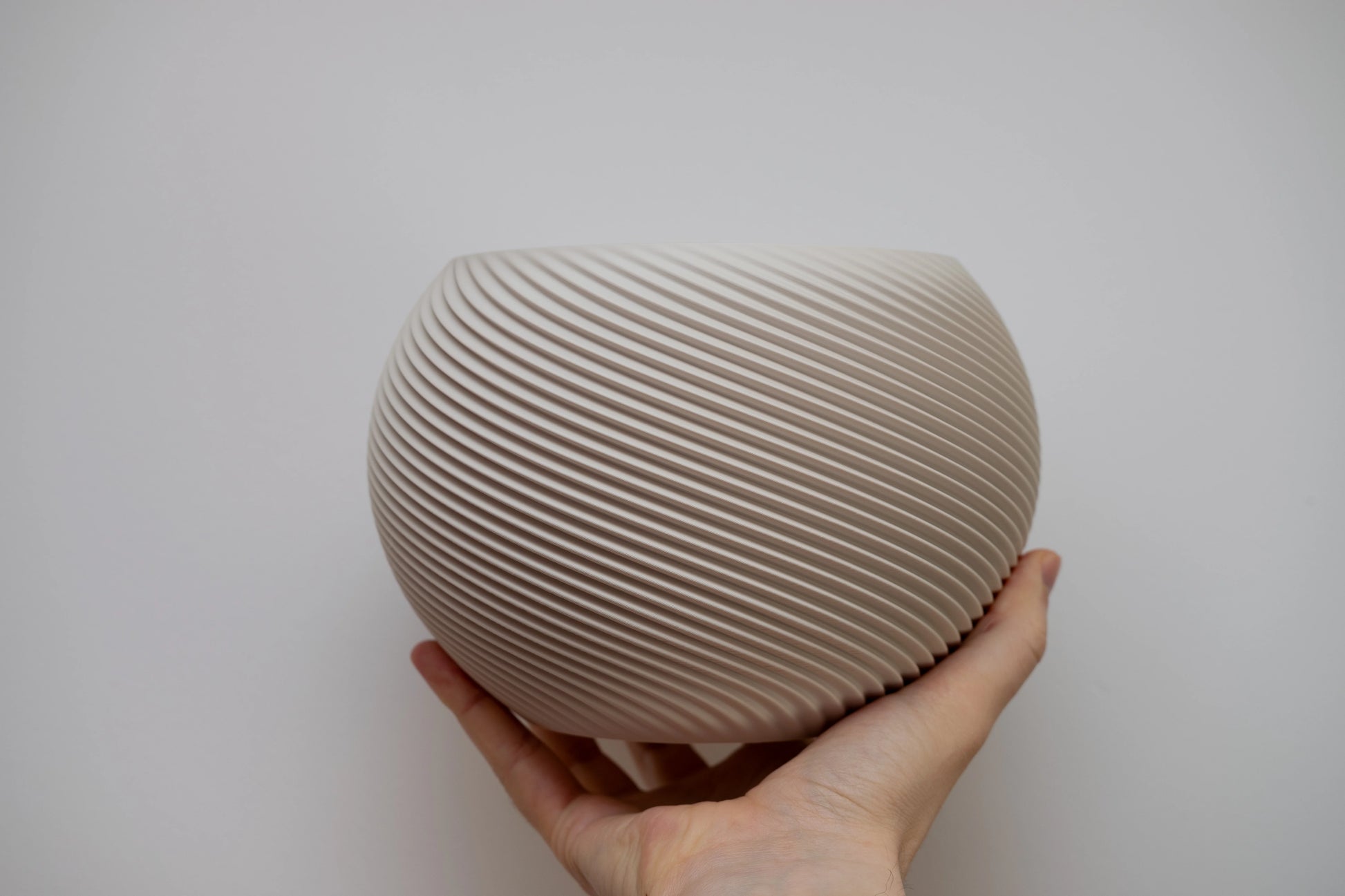 SFERA #2 – organický kvetináč s geometrickým reliéfom