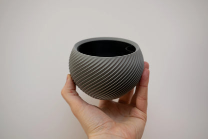 Sfera – sochársky kvetináč s geometrickým reliéfom