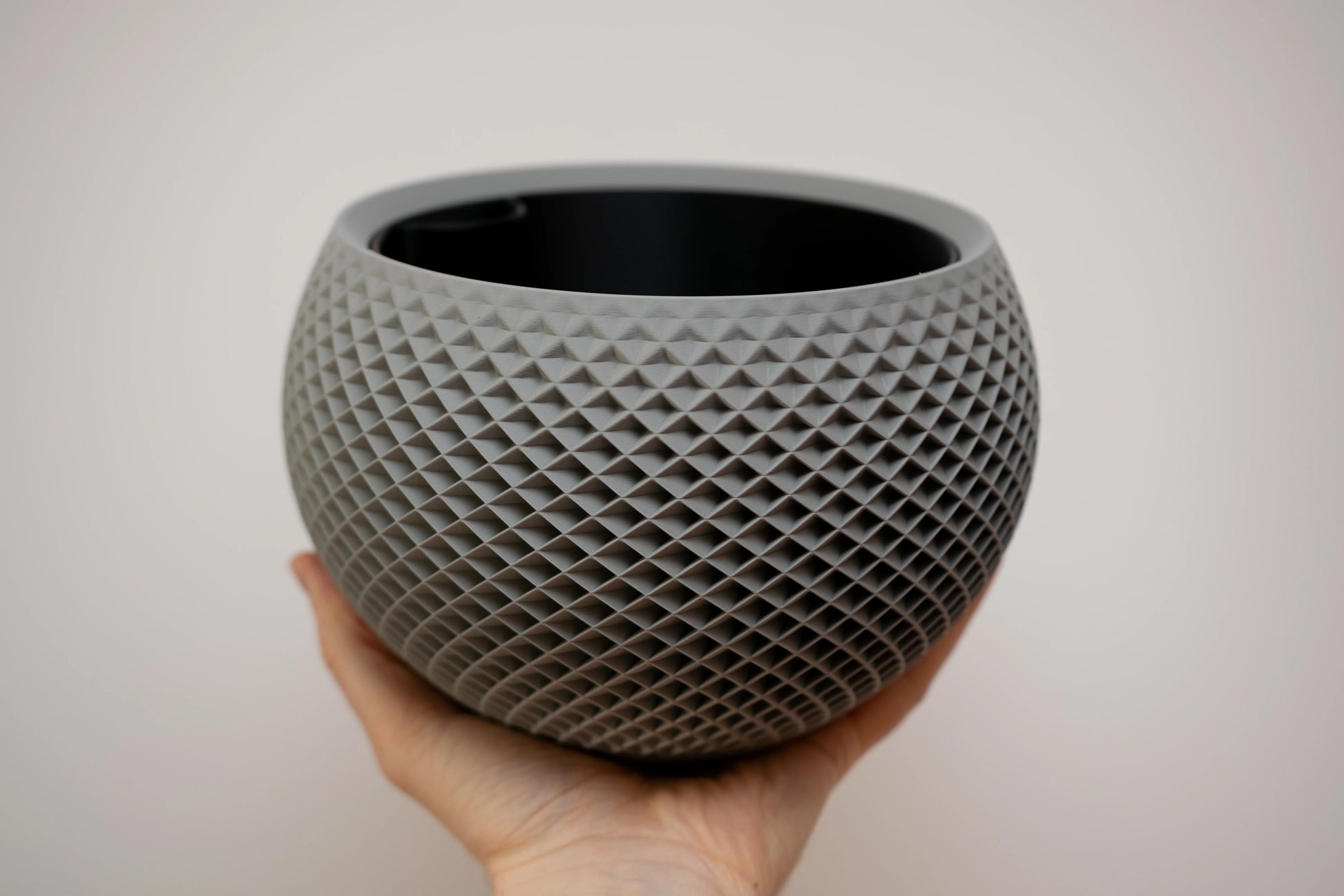 Sfera – sochársky kvetináč s geometrickým reliéfom