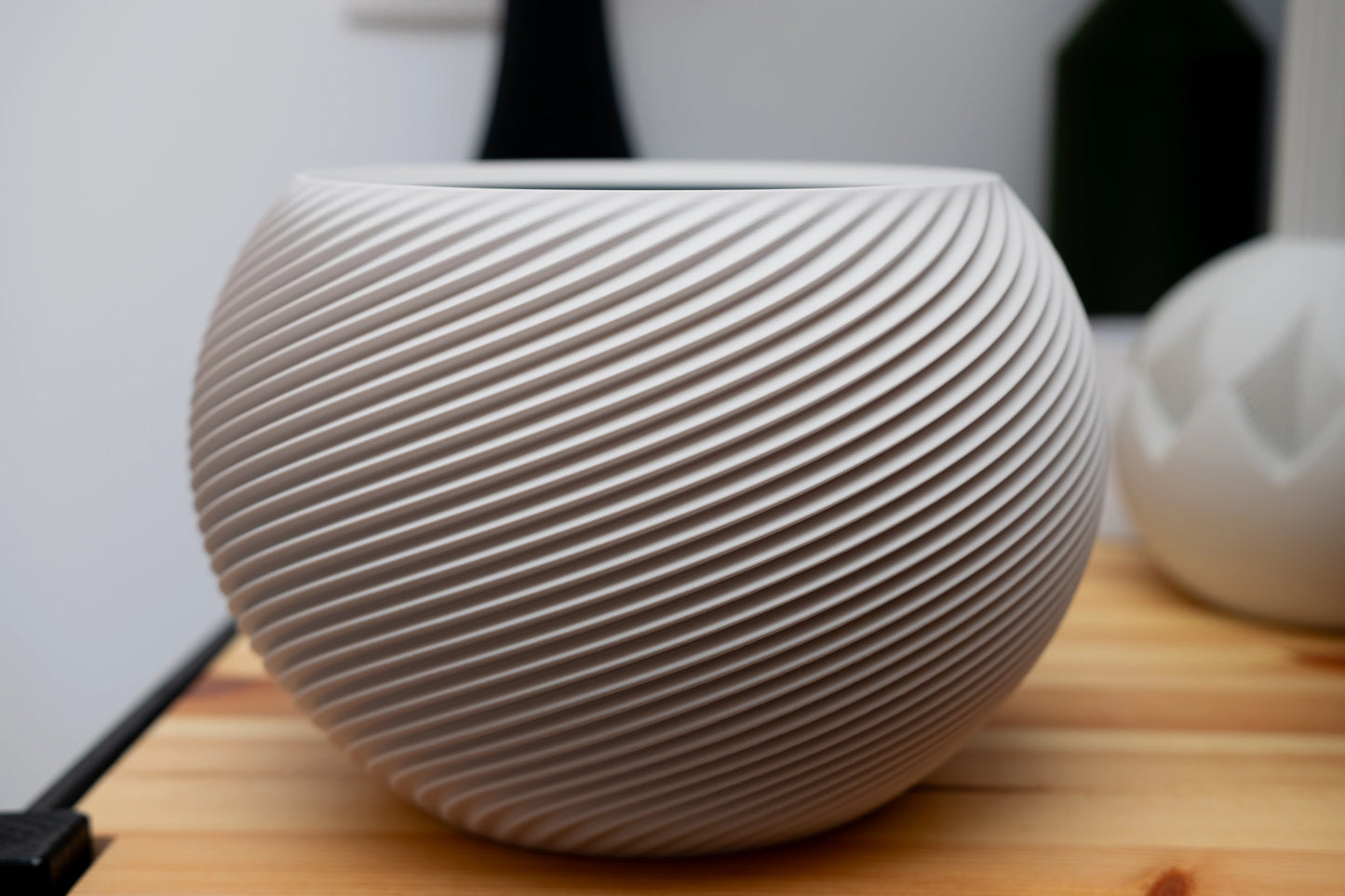SFERA #2 – organický kvetináč s geometrickým reliéfom