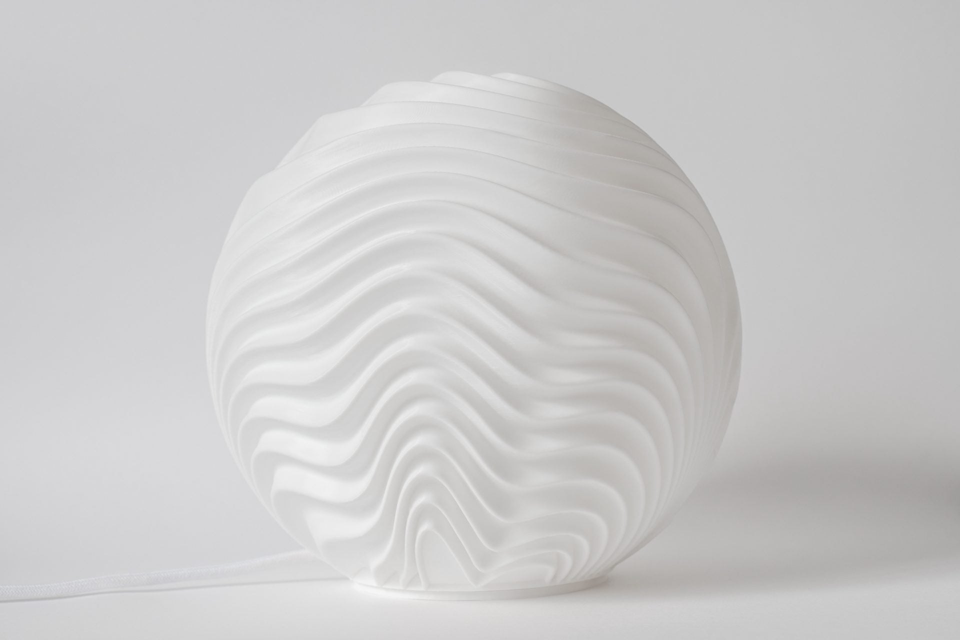 Leora Dune Sphere Lampa – organická 3D lampa LEORA od Printhia, pohľad 3