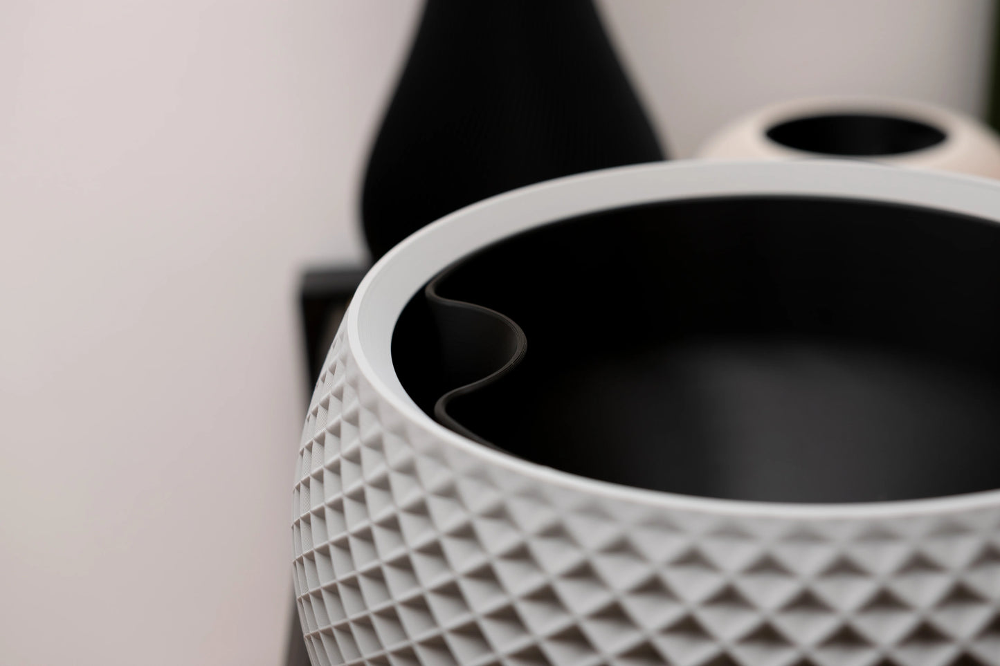 Sfera – sochársky kvetináč s geometrickým reliéfom