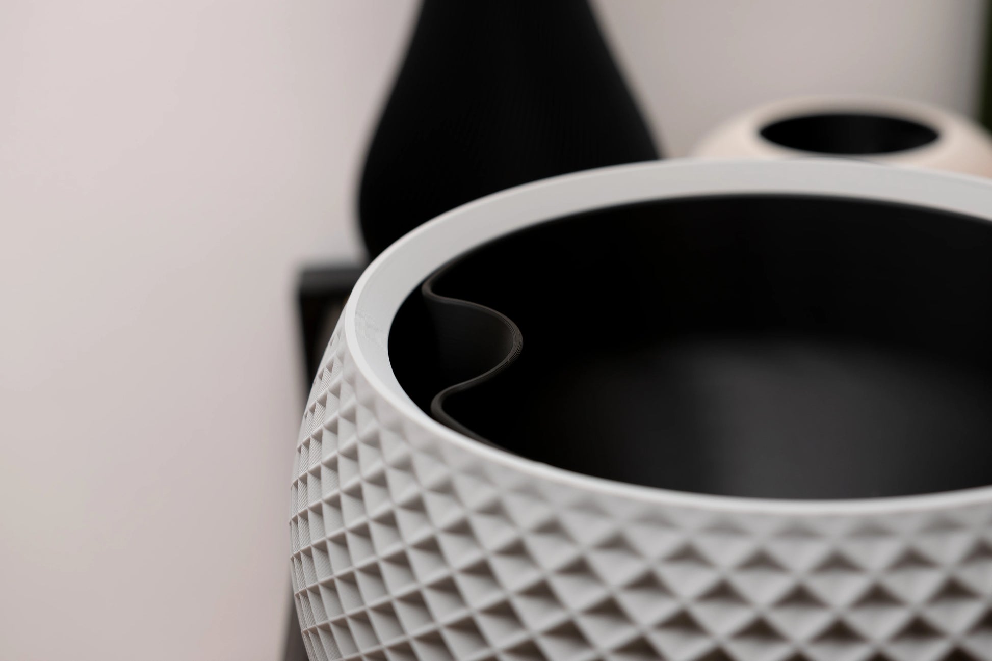 Sfera – sochársky kvetináč s geometrickým reliéfom