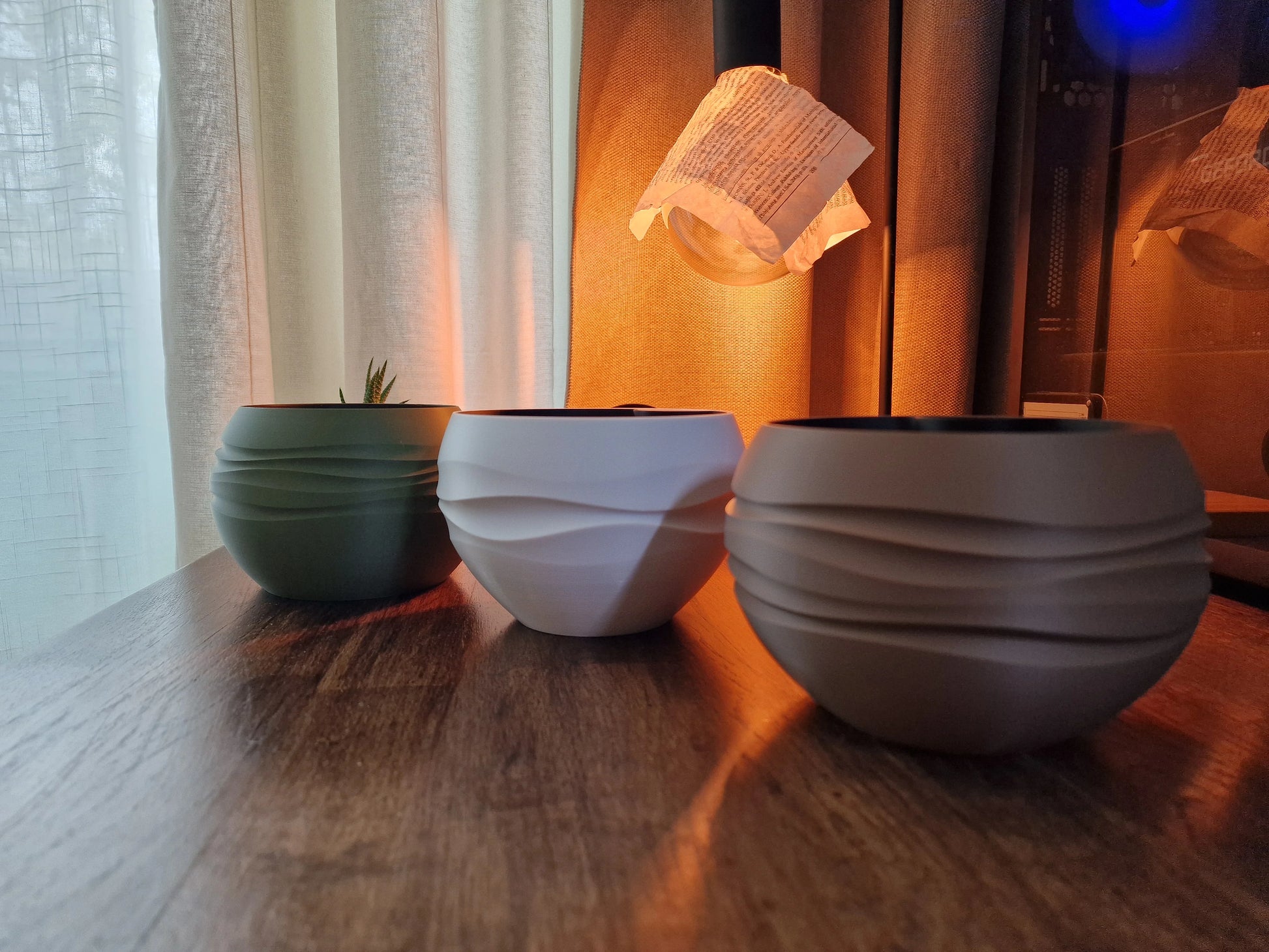 Flow – samozavlažovací kvetináč s vlnitým reliéfom