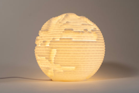Lumira Orbis Mini, dizajnová guľová mini lampa s vrstvenými hrebeňmi, svetlé pozadie