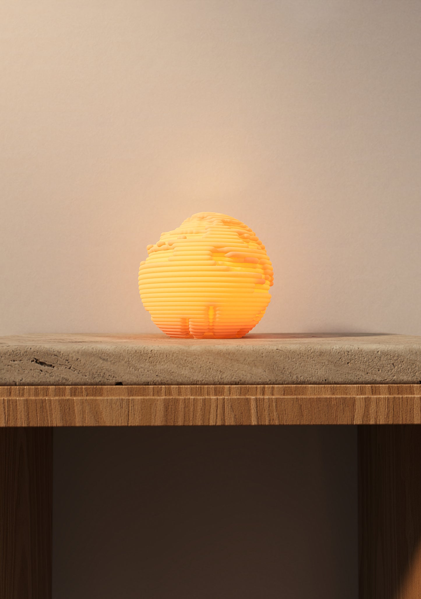 Detail vrstvených hrebeňov na povrchu lampy Lumira Orbis Mini
