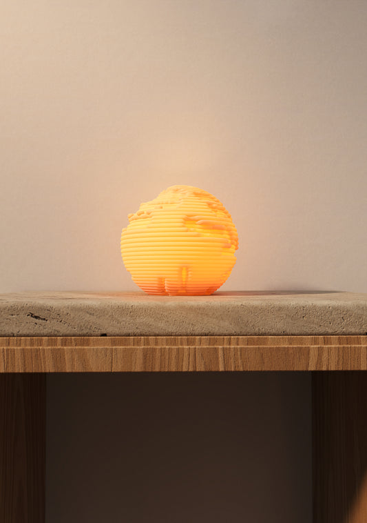 Detail vrstvených hrebeňov na povrchu lampy Lumira Orbis Mini