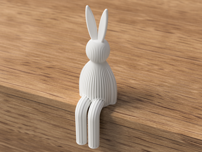 Sediaci zajačik na poličku