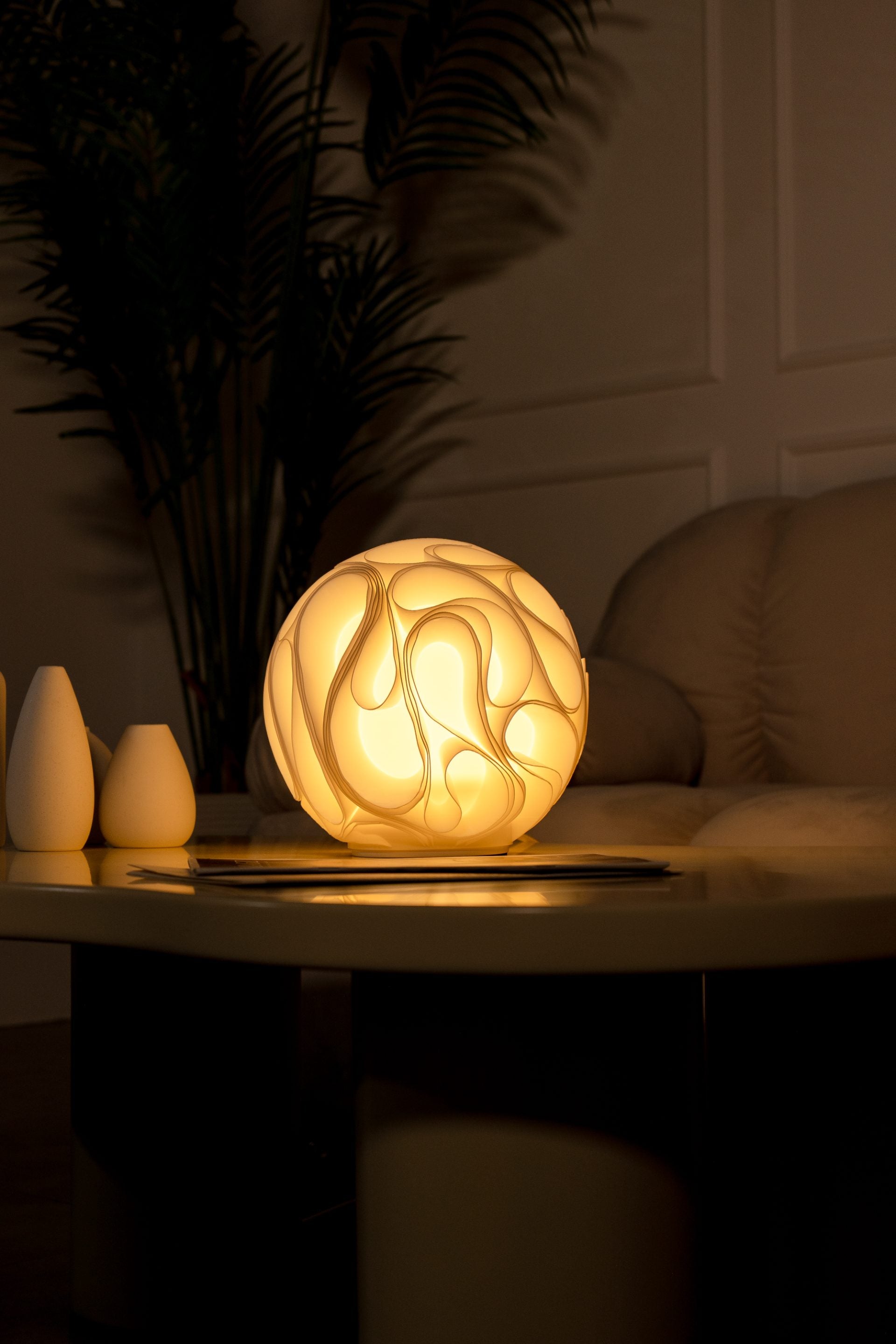 Leora Gravity Sculpted Stolná Lampa – organická 3D lampa LEORA od Printhia, pohľad 2